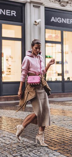 Hot Pink Bag Outfit, Pink Bag Outfit, Pink Bags Outfit, Bag Outfit Ideas, Streetwear Dresses, Neon Prom Dresses, Hot Pink Bag, Style Casual Chic, Bag Outfit