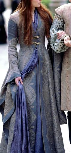 Game of Thrones - Sansa Stark's dress. Lovely look about it. Gaun Abad Pertengahan, Game Of Thrones Costumes, Gra O Tron, Evolution Of Fashion, Medieval Costume, Medieval Clothing, Sophie Turner