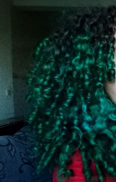 Viridian Green Hair, Emerald Green Curly Hair, Pastel Purple Curly Hair, Neon Curly Hair, Best Colors For Curly Hair, Dark Green Hair Curly, Neon Hair Dye, Colourful Curly Hair, Dyed Hair Wavy