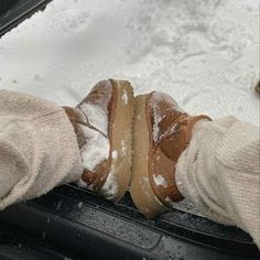 Christmas Aesthetic Snow, Winter Aesthetic Nails, Dinner Recipes Winter, December Mood Board, Aesthetic Wallpaper Winter, Winter Aesthetic Cozy, Uggs Aesthetic, Winter Aesthetic Outfit, Winter Aesthetic Wallpaper