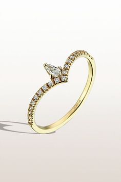 The Majestic Curve Ring is an excellent alternative to classic rings for those who want to accentuate their uniqueness.