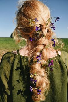 Cottage Core Hairstyles, Vacation Hairstyles, Hairstyles 2024, Viral On Tiktok, Flowers In Her Hair, Dutch Girl, Going Viral, Hair Reference, Country Charm