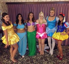 Disney Princess Costumes College, Disney Princess Group Costumes, Disney Princess Costumes, Carnaval Costume, Princess Halloween Costume, Holloween Costume, Disney Halloween Costumes, Trendy Halloween Costumes, Group Halloween Costumes