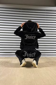 Juicy Couture Track Suit Outfits, Juicy Couture Track Suit Aesthetic, Black Juicy Couture Tracksuit, Juicy Sweatpants, Track Suit Outfit, Juicy Track Suit, Juicy Couture Track Suit, 2000s Juicy Couture, Fame Dr Clothes