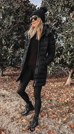 Winter Getaway Outfits, Black Parka Outfit, Women Doc Martens, Eurotrip Outfits, Dog Walking Outfit, Winter Outfits Snow, Winter Outfits Warm, Mommy Outfits, Corporate Fashion