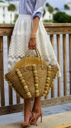 Da praia pras ruas: bolsa de palha é o item desejo da estação Diy Straw, Basket Diy, Sac Diy, Bags Diy, Straw Basket, Straw Handbags, Rattan Bag, Boho Bags, Straw Bags