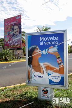 a sign for the movie'moviete al verano'in front of a street