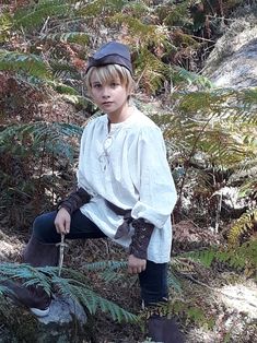 Robin Hood linen tunic, medieval tunic, pirate shirt or Viking tunic (suede belt not included). Archer Costume, Medieval Archer, Robin Hood Costume, Tutu En Tulle, Medieval Tunic, Costume Viking, Viking Tunic, Boys Costumes, Medieval Hairstyles