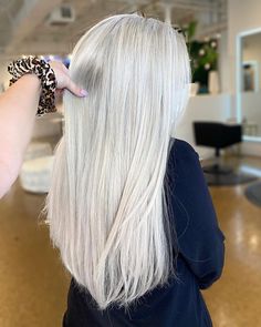 26 Examples That Prove White Blonde Hair Is In for 2022 White Hair With Lowlights, White Blonde Hair Color, White Hair Highlights, Butter Blonde, Balayage Blond, Gorgeous Gray Hair