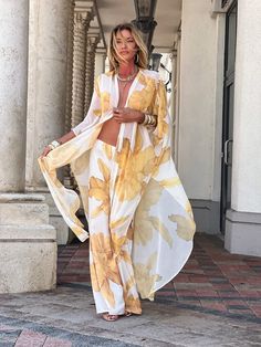 Erte Electric Crocodile Designer Kaftan - Resort Wear | Ramona Larue – Ramona LaRue Mazatlan Outfits, Pool Party Outfits, Tunic Dresses, Gold Orchid, Resort Look, Vacation Tops, Dress Shorts, Fashionista Clothes, Swimsuit Dress