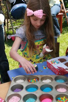 Cupcake decorating party. Let them decorate aprons first, then they decorate their 4 cupcakes & put them into cardboard cupcake boxes to take home.  Cute! Cupcake Wars Birthday Party Ideas, Cupcake Wars Birthday Party, Decorate Own Cupcake Party Kids, Diy Cupcake-themed Party Supplies, Cupcake-themed Party Favors, Baking Birthday Parties, Cupcake Decorating Party, Cupcake Birthday Party, Fancy Cupcakes