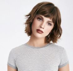 Chic Short Haircuts, Layered Bob Hairstyles, Short Layered, Penteado Cabelo Curto, Curly Bob Hairstyles, Trending Hairstyles, Short Hair With Bangs, Short Hair With Layers, Haircuts With Bangs