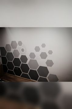 Wystrój ścian w pokoju nastolatka- własnoręcznie wykonane 😉 Hexagon Wall Pattern, Hexagon Bedroom Design, Wall Design Ideas Living Room Paint, Hexagon Wall Paint, Hexagon Painted Wall, Hexagon Wall Design, Ideas Para Pintar Paredes Aesthetic, Geometric Wall Pattern, Wall Pattern Design