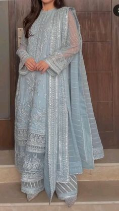 Formal Pakistani Dresses, Latest Pakistani Party Wear Dresses, Hijabi Poses, Baat Pakki, Celebrity Fashion Looks, Beautiful Casual Dresses, Stylish Short Dresses, People Talking