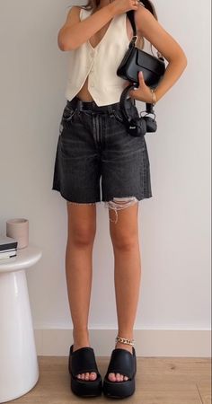 Aesthetic Looks Summer, Chunky Loafers Summer Outfit, Styling Shorts For Women, Long Shorts Outfits Aesthetic, Bartender Outfit Female Casual, Spring Outfits Night, Outfit Cumpleaños, Black Shorts Outfit