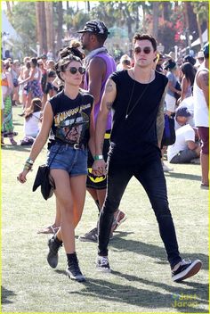 Josh Beech, Rock Festival Outfit, Concert Outfit Rock, Shenae Grimes, Coachella Looks, Look Festival, Black Attire, Couple Style