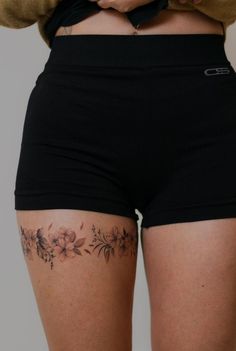 Tattoo Ideas Men, Women Tattoo Ideas, Thigh Piece Tattoos, Tattoo Spine, Carcase Iphone, Tattoo Leggings, Wrap Around Tattoo, Floral Thigh Tattoos, Flower Thigh Tattoos