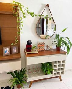 an image of a room with plants and pictures on the wall in spanish, also