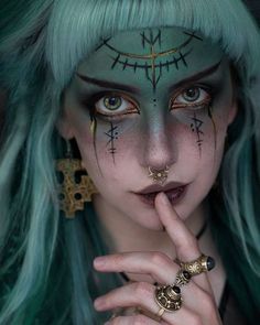 Nature Inspired Makeup, Green Witch Makeup, Witch Makeup Ideas, Maquillage Halloween Simple, Teal Makeup, Halloweenský Makeup