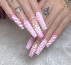 Pink Christmas Nails Stiletto, Baby Pink Christmas Nails, Pink Christmas Acrylic Nails, Manicure Christmas Nails, Pink And White Christmas Nails, Pink Christmas Nails Acrylic, Nails For The New Year, Holiday Nails Pink, Manicure Christmas