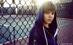 a young man standing next to a fence with a quote on his face and the words, when life gives you lemons, throw them back and yell