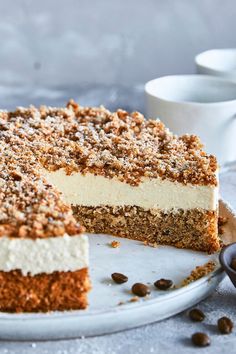 Diese Cappuccino-Krümeltorte kannst du mit unserem Rezept einfach selber machenMit Kaffee-CremeHaselnüssen und Schoko-Raspel ist die leckere Torte ein Hingucker auf jeder Kaffeetafeleinfachbacken krümeltorte cappuccino cappuccinotorte kaffeetorte tortentraum tortenrezepte kuchenkrümel schokoraspel kuchenbuffet Easy Food Art, Pastry Desserts, Cooking Recipes Desserts, Cake Ingredients, Cake Cookies, Cake Desserts, Cappuccino, Sweet Recipes