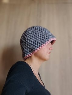 Woman  winter  bucket hat, crocheted hat, made with soft yarn 25 % wool and 75% acrylic. Gray bucket hat with pink periphery. Soft hat, great gift for you or for girlfriend. Size : US 6 5/8- 6 3/4;  S Head diameter 53 -55 cm. Model head diameter is 53 cm. Winter Bucket Hat, Bonnet Au Crochet, Crocheted Hat, Bonnet Crochet, Soft Hats, Gray Winter, Pink Box, Winter Hats For Women, Pink Hat