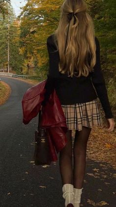 Tartan Mini Skirt Outfit, Tartan Skirt Outfit, Australian Winter Fashion, Fall Aesthetic Outfit, Outfits Los Angeles, Tartan Mini Skirt