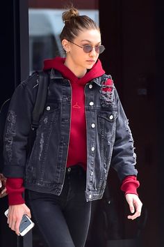 Gigi Hadid Jeans, Look 80s, Gigi Hadid Outfits, Denim Jacket Outfit, Popsugar Fashion, Looks Street Style, Tomboy Fashion, Mode Inspo, Edgy Outfits