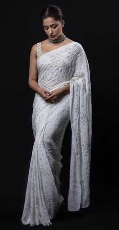 Cocktail Sarees, Kajol Saree, Off White Saree, Girl Aesthetics, White Cocktails, Female Dress, Designer Outfits