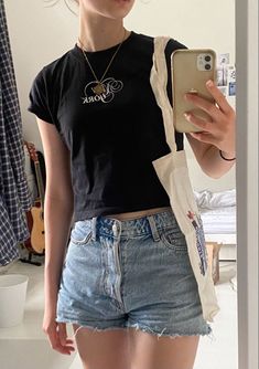 Denim Shorts Outfit Aesthetic, Downtown Girl Summer, Y2k Outfits Shorts, White Shorts Outfit, Summer Wishlist, Cruise 2023, Everyday Fits, Outfit Denim, Y2k Summer Outfits