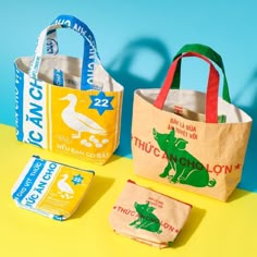 KALDI's "Original Vietnamese Bag" duck pig bag and pouch with instant noodles, snacks, and chili sauce! [entabe.com] Reban Ayam, Pig Bag, Colorful Tote Bags, Feed Bags, Dog Branding, Minimalist Bag, Instant Noodles, Packing Design, Snack Bags