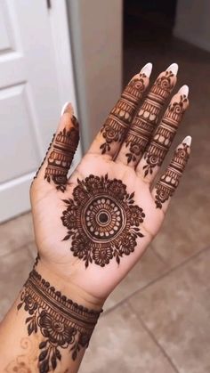 Mehndi Design Photo Mehendi Simple, Front Mehndi Design, Palm Mehndi Design, Tato Henna, Henna Tattoo Designs Hand, Simple Henna Tattoo, Tattoo Henna, Simple Mehndi Designs Fingers, Very Simple Mehndi Designs