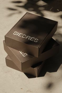 three boxes sitting on top of each other with the word sederes written on them