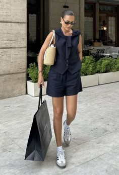 Columbia Outfit Woman Summer, Outfit With Sneakers Summer, London Summer Street Style, London Street Style Summer 2024, Trendy Shorts Outfits, Adidas Shorts Outfit, Summer Outfits Nyc, City Summer Outfits