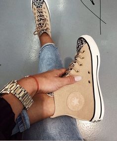 Womens Chuck Taylors Outfit, Leopard Converse Outfit, Women’s Converse, Allstars Outfit, Beige Sneakers Women Outfit, Chuck Taylor Converse Outfit Women, Beige Converse Outfit, Beige Sneakers Outfit, Converse Animal Print