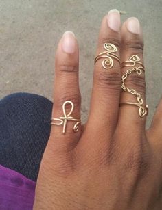 The center ring in the picture. One size fits most. Can be adjusted to fit sizes 3 to 8. Message me if you need a bigger size. Can be worn as a top finger ring or toe ring as well. Ankh Wire Jewelry, Neckpiece Design, Mystical Accessories, Ankh Ring, Diy Wire Jewelry Rings, Wire Earrings Handmade, African Accessories, Bijoux Fil Aluminium, Fashionable Accessories