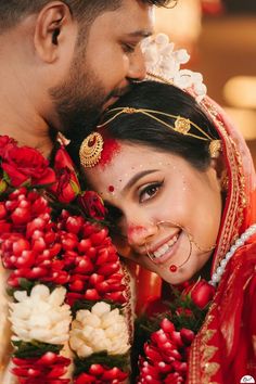 Varmala Couple Poses, Marriage Pics Indian, Indian Wedding Picture Ideas, Bengali Wedding Poses, Bengali Bride Aesthetic, Bridal Photography Poses Couple, Bengali Wedding Photoshoot, Bengali Wedding Aesthetic, Bengali Wedding Couple Poses