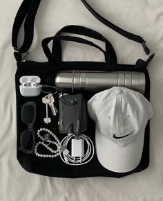 Everyday Bag Essentials, Purse Essentials, Handbag Essentials, Bags Aesthetic, Essential Bag, Girls Bags