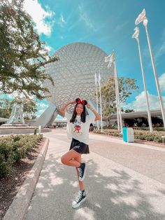 Disney Park Pictures, Disney 2023 Outfits, Disneyworld Poses Photo Ideas, Photo Spots At Disney World, Guys Disney Outfits, Disney World Friends Pictures, Disney Group Photo Ideas, Disney Photo Shoot Ideas, Disney Photo Ideas Epcot