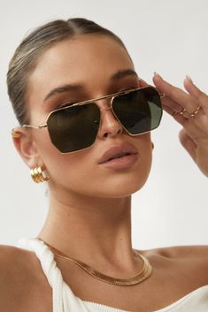 Banbe Eyewear WOMENS THE HUNTINGTON SUNGLASSES - GOLD - GREEN - Elwood 101 Fishing Sunglasses, New Bottega, Style Sunglasses, Aviator Style, Metal Frames, Metal Sunglasses, Eyewear Womens, Gold Sunglasses, Retro Stil