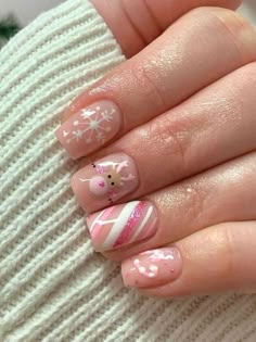 Pink Cristhmas Nails, Non Acrylic Christmas Nails, Small Acrylic Nails Christmas, Cute Christmas Nail Designs For Short Nails, Gel Manicure Christmas Nails, Light Color Christmas Nails, Christmas Nails Real Nails, Pastel Christmas Nails Short, Christmas Nail Designs Cute