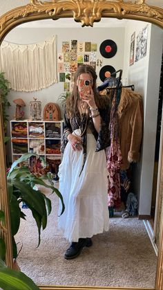 Long Skirt Layered Outfit, Long Hippie Skirt, Indie Bohemian Style, Bell Sleeves Outfit, Hippy Skirt, Vintage Long Skirt Outfits, Long Skirt Boho Outfit, Long Vintage Skirt Outfits, Boho Long Skirt Outfit