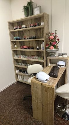 Manicure Tables, Nail Room Ideas, Beauty Room Salon, Nail Salon Interior, Home Beauty Salon, Spa Room Decor, Salon Suites Decor, Esthetician Room, Luxury Room