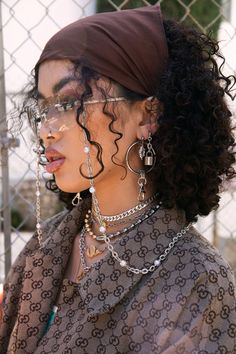 Chain accessories Curly Hair With Bandana, Bandana Short Hair, Κούρεμα Bob, 4b Hair, Fest Outfits, Hair Diy, Fishtail Braid, Hairdos For Curly Hair, Curly Girl Hairstyles