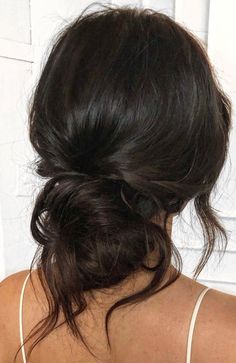 Messy Bridal Hair, Bridal Wedding Hairstyles, Messy Low Bun, Low Bun Hairstyle, Bridesmaid Hair Inspo, Messy Hair Updo, Dunner Wordend Haar, Dark Brunette Hair, Simple Bridesmaid Hair