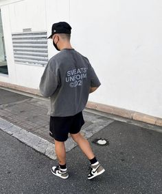 Streetwear Gym Outfit, Oversized Gym Outfit Men, Jordan 1 Outfit Men Summer, Mens Clothing Styles Streetwear, Winter Outfits Men Streetwear, Looks Streetwear, Jordan 1 Dark Mocha, Jordan 1 Mocha