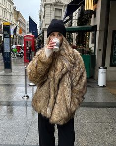 Fluff Jacket Outfit, Casual Fur Coat Outfit, Fake Fur Coat Outfit, Fur Outfits Women, Fur Coats Outfit, Nyc Fashion Winter, Vinter Mode Outfits, Anna Karina