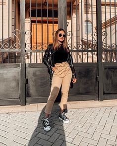 Black Converse Platform, Chuck Taylors Outfit, Looks Com All Star, Scandinavian Outfit, Converse Platform, Minimal Wardrobe, Baggy Style, It Girls