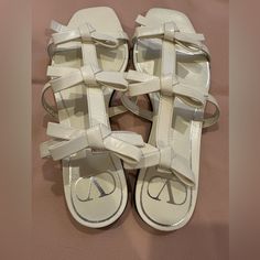 Valentino Garavani French Bow Leather Flat Slide Sandals Mules Shoes Designer White Sandals For Spring, Luxury White Flat Sandals, Valentino Garavani Shoes, Leather Flats, Mules Shoes, Valentino Garavani, Slide Sandals, Women's Shoes Sandals, Shoes Sandals